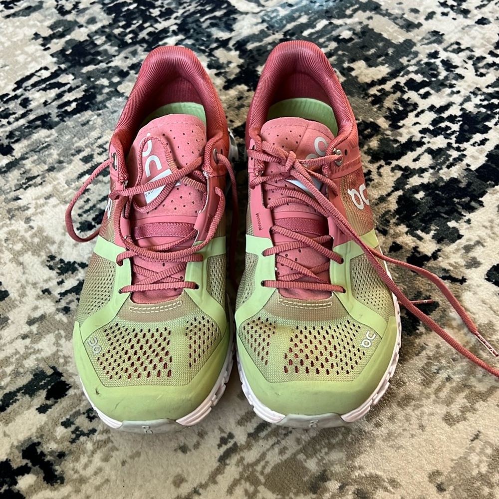 On Cloud Running Helion Sneakers
